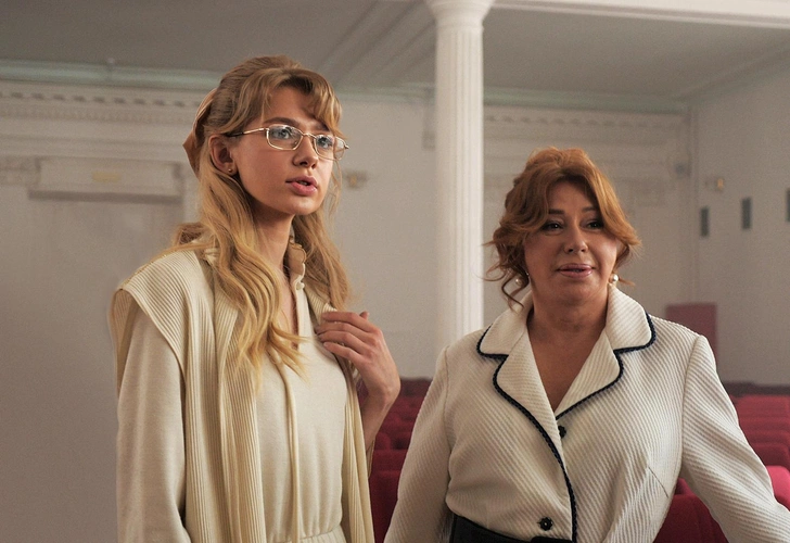 Апина тоже появилась в сериале, но в роли преподавателя 