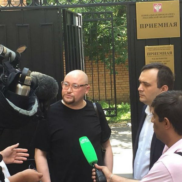 Шура с адвокатом у здания Генеральной прокуратуры | Источник: Instagram (запрещенная в России экстремистская организация)