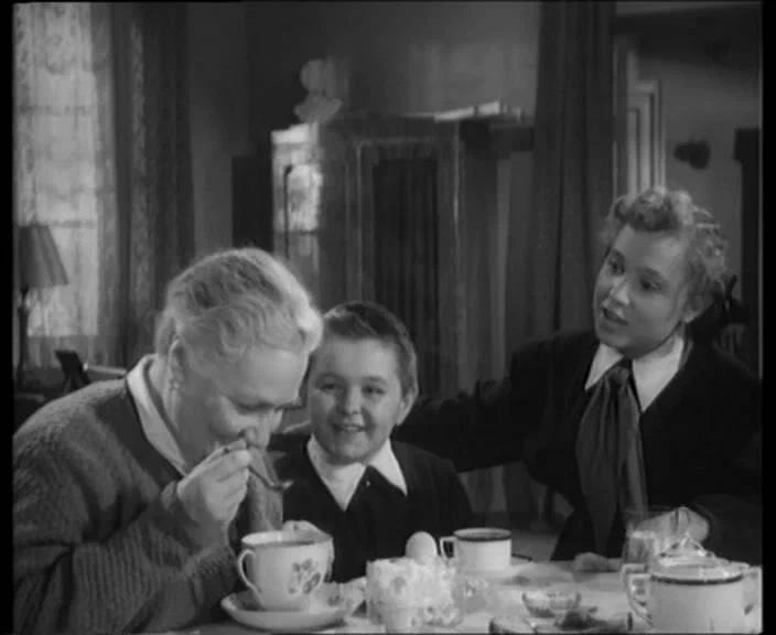 Источник: кадр из фильма «Алеша Птицын вырабатывает характер» (1953, реж. Анатолий Граник)